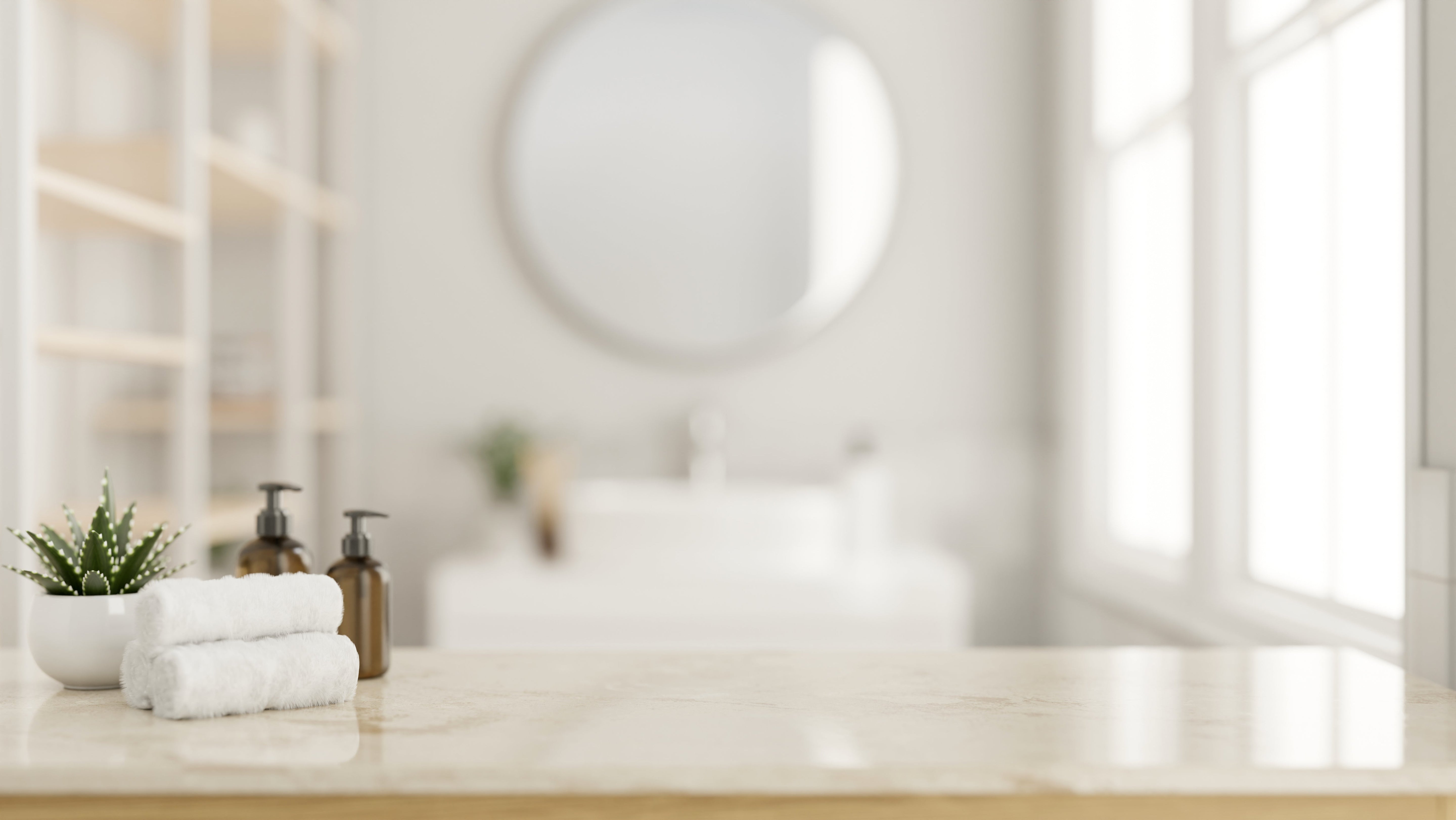 Waschtisch mit Handtüchern, Seifenspendern und kleiner Pflanze