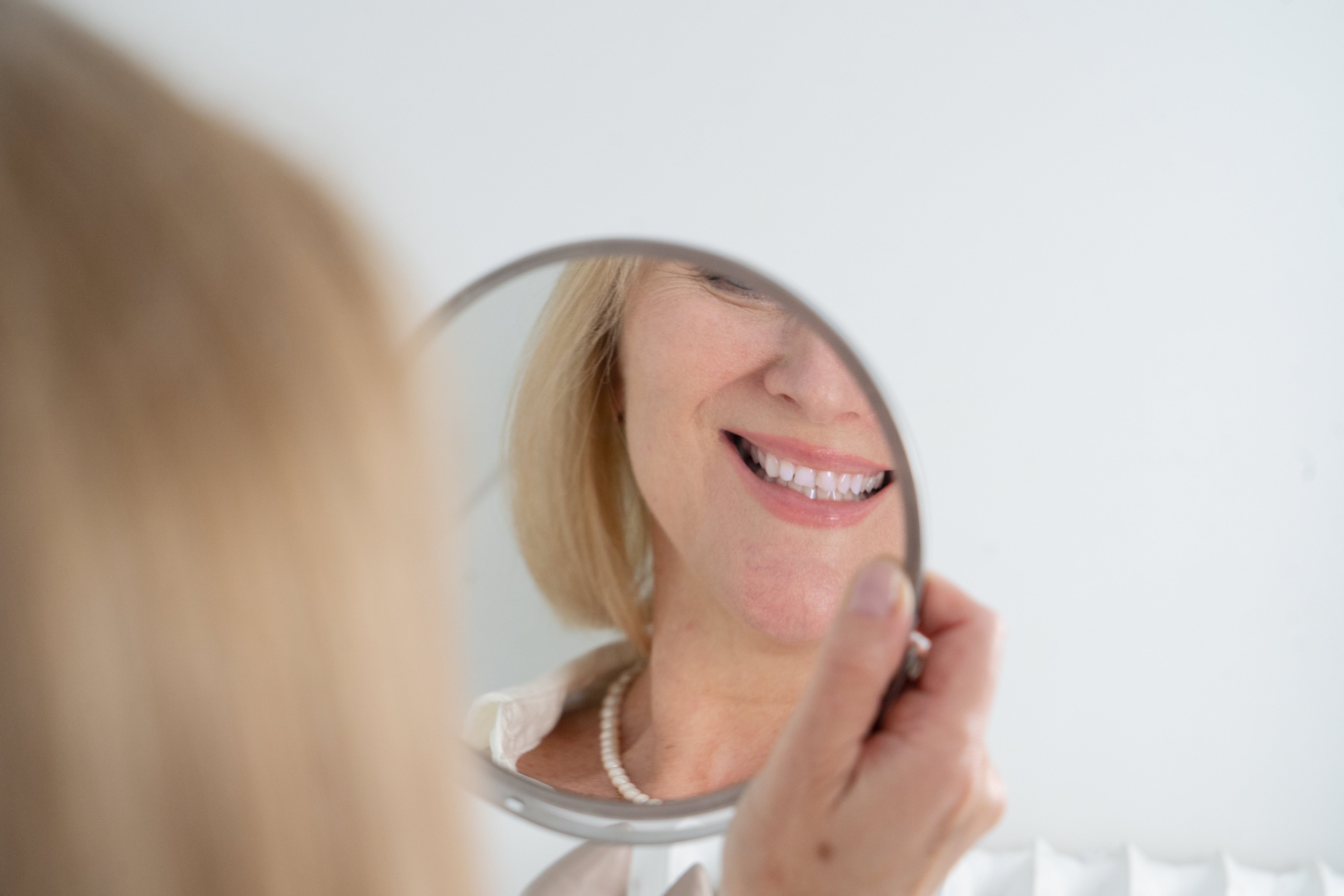 Seniorin mit strahlendem Lächeln